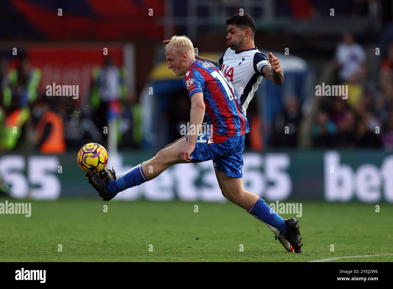 Photo du dossier datée du 27-10-2024 de Will Hughes de Crystal Palace (à gauche) et Cristian Romero de Tottenham Hotspur. Will Hughes, milieu de terrain de Crystal Palace, affirme que les joueurs commencent à sortir de leur coquille alors que leur saison prend enfin de l'ampleur. Date d'émission : jeudi 31 octobre 2024. Banque D'Images