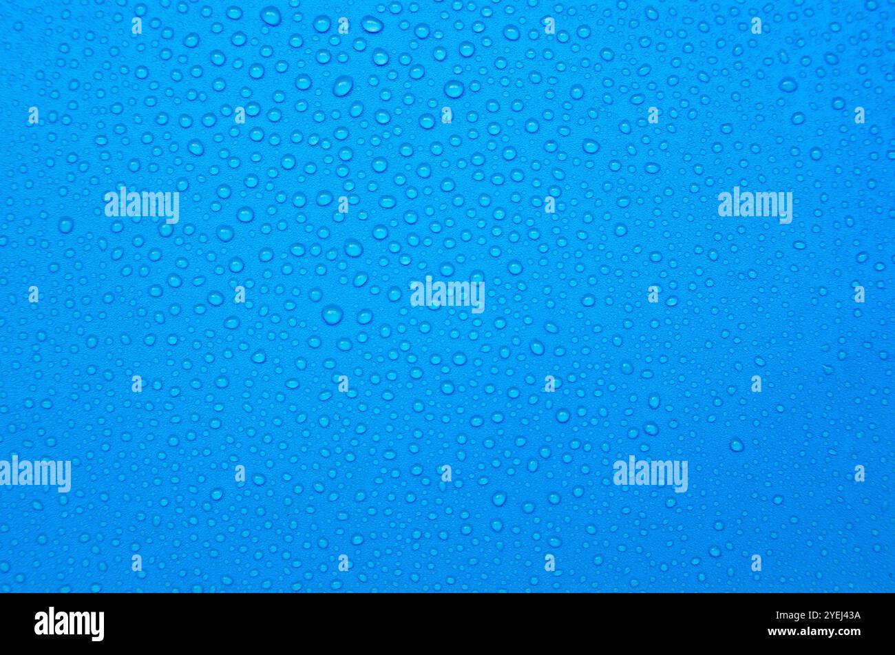 Gouttelettes d'eau sur fond de couverture de couleur bleue. Concept de gouttelettes d'eau. Banque D'Images