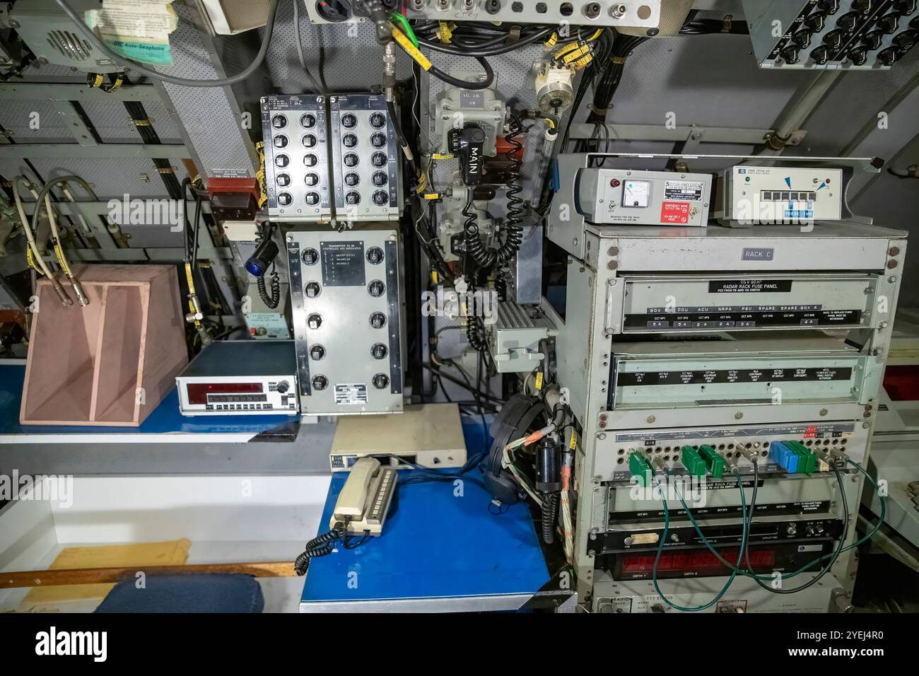 Cette image présente divers équipements de communication et de contrôle, avec de nombreux panneaux, cadrans et composants étiquetés généralement présents dans un sous-marin. Banque D'Images