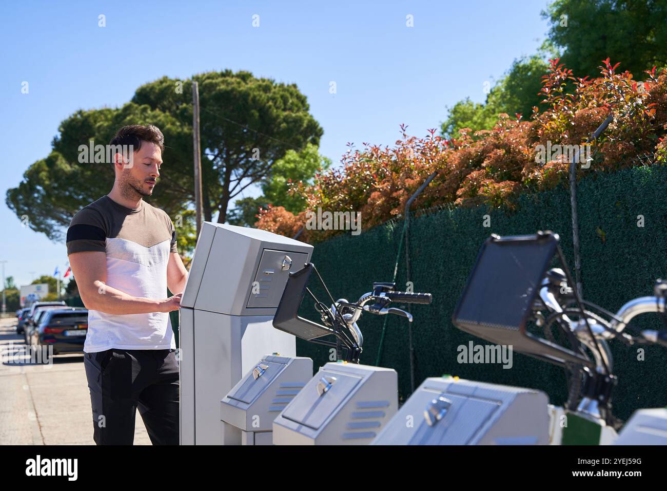 Jeune étudiant attrayant loue vélo Banque D'Images