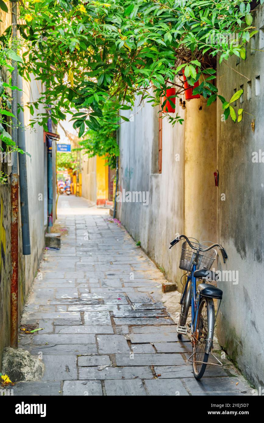 Vélo garé près du mur à Hoi an (Hoian), Vietnam Banque D'Images