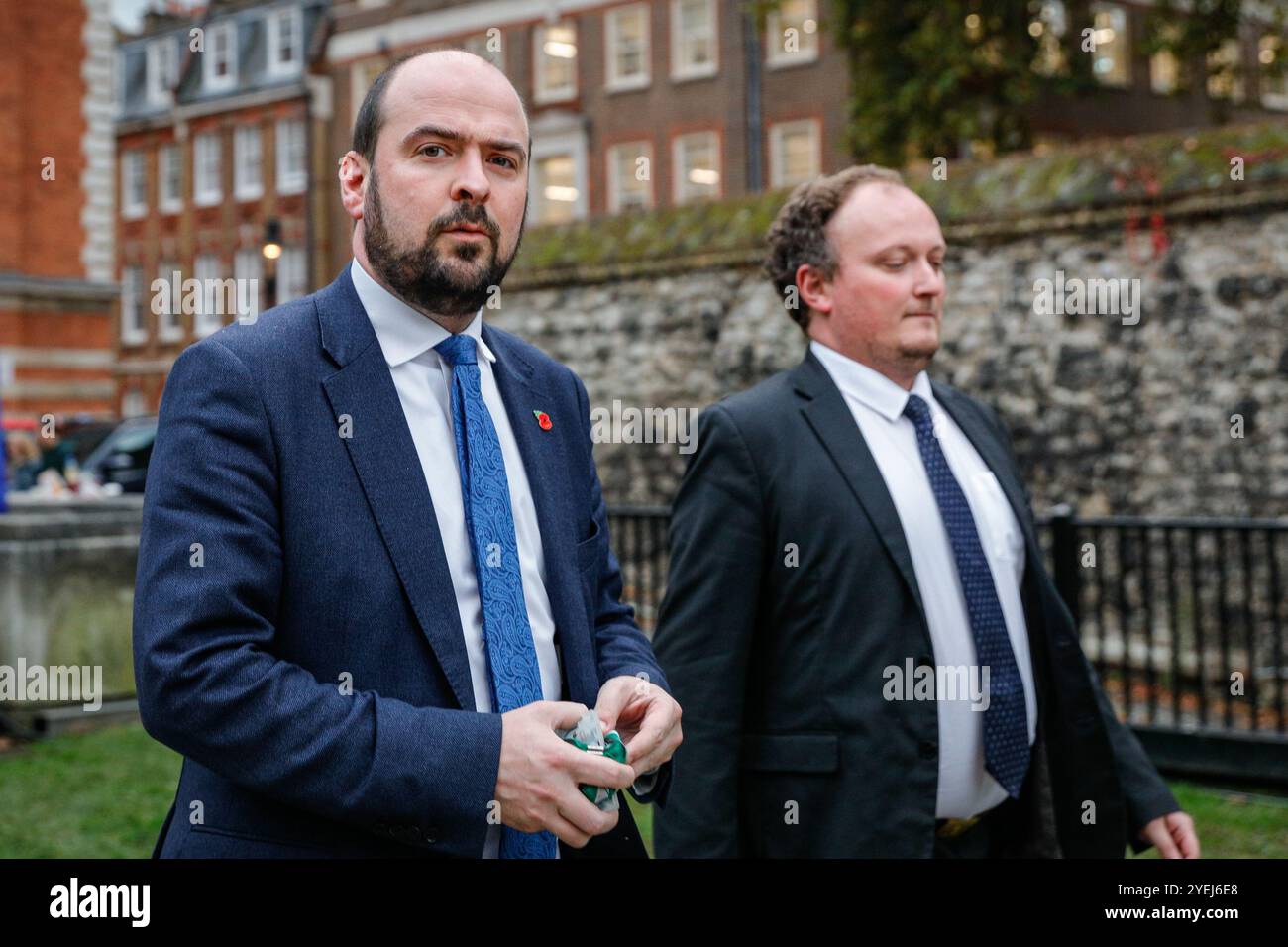 Londres, Royaume-Uni. 30 octobre 2024. Richard Holden, député du Parti conservateur, ancien président conservateur, député de Basildon et Billericay. Des politiciens de tous les partis, y compris des ministres actuels et anciens, des députés et d'autres commentateurs sont vus sur College Green à Westminster, réagissant au budget d'automne de la chancelière sur le cycle des médias. Crédit : Imageplotter/Alamy Live News Banque D'Images