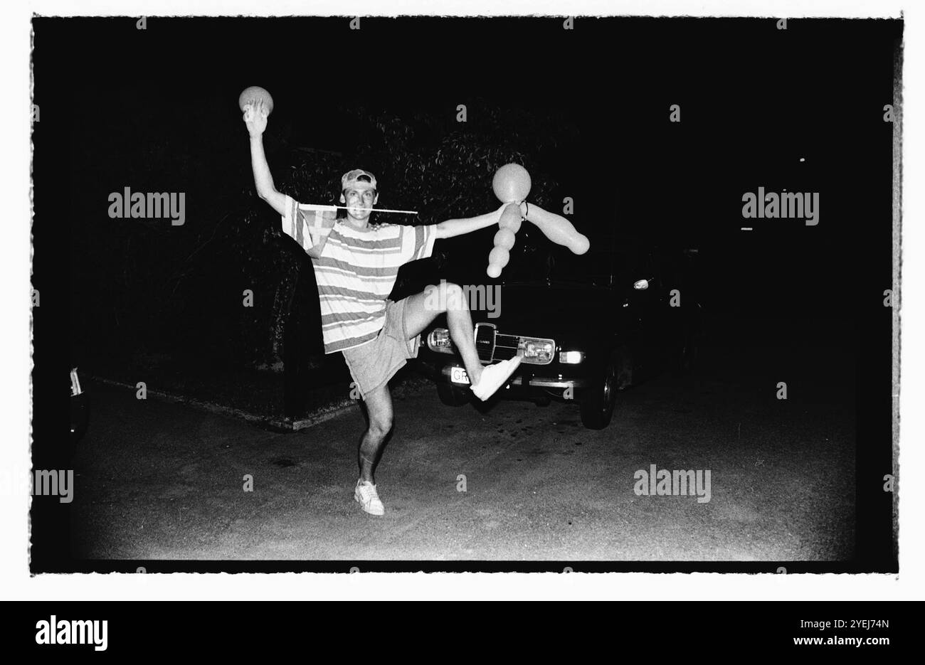 Acclamations parmi le public en fin de soirée à Motala, en Suède, après le match de la Suède pour le troisième prix contre la Bulgarie lors de la Coupe du monde de la FIFA 1994. Banque D'Images