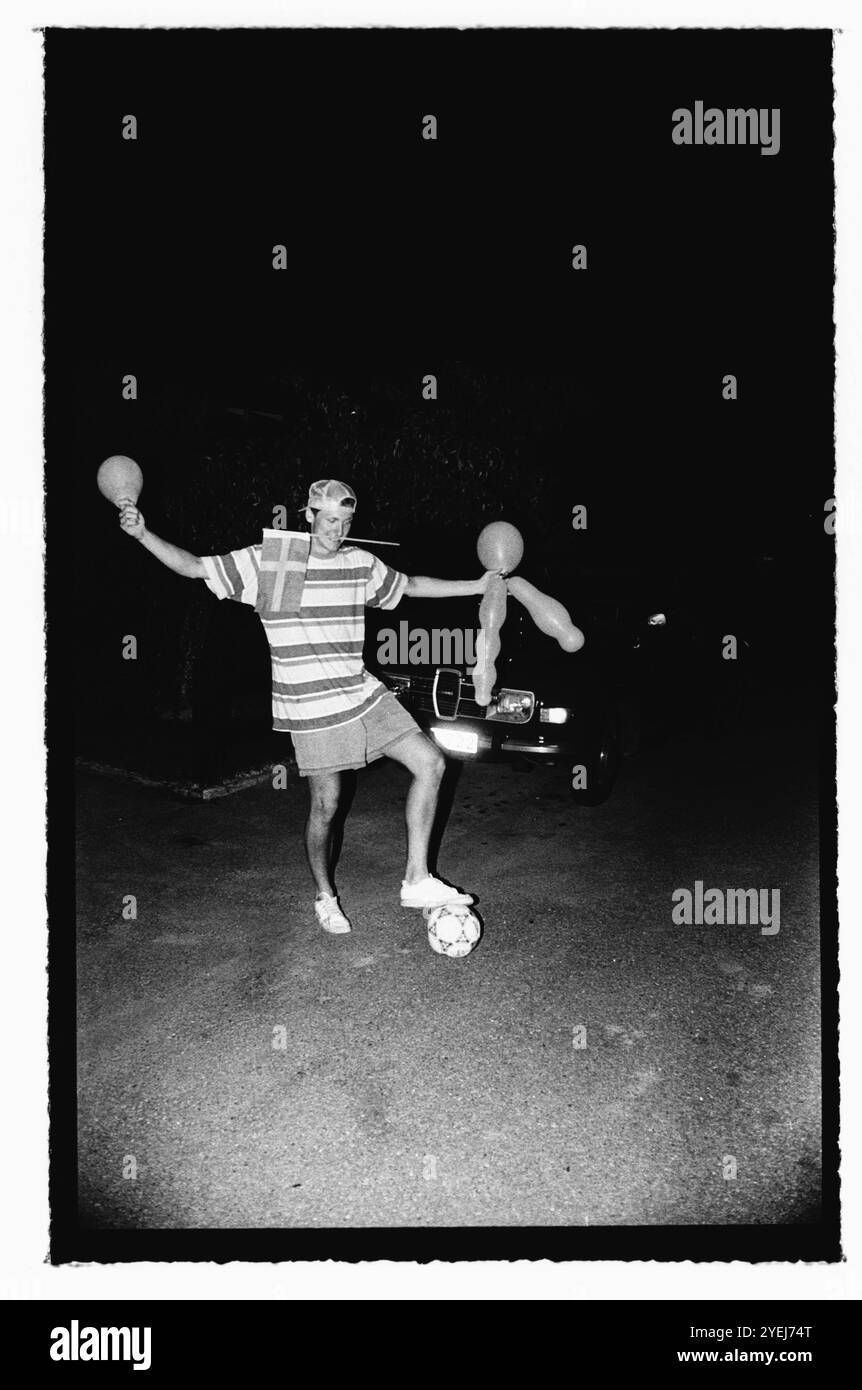 Acclamations parmi le public en fin de soirée à Motala, en Suède, après le match de la Suède pour le troisième prix contre la Bulgarie lors de la Coupe du monde de la FIFA 1994. Banque D'Images