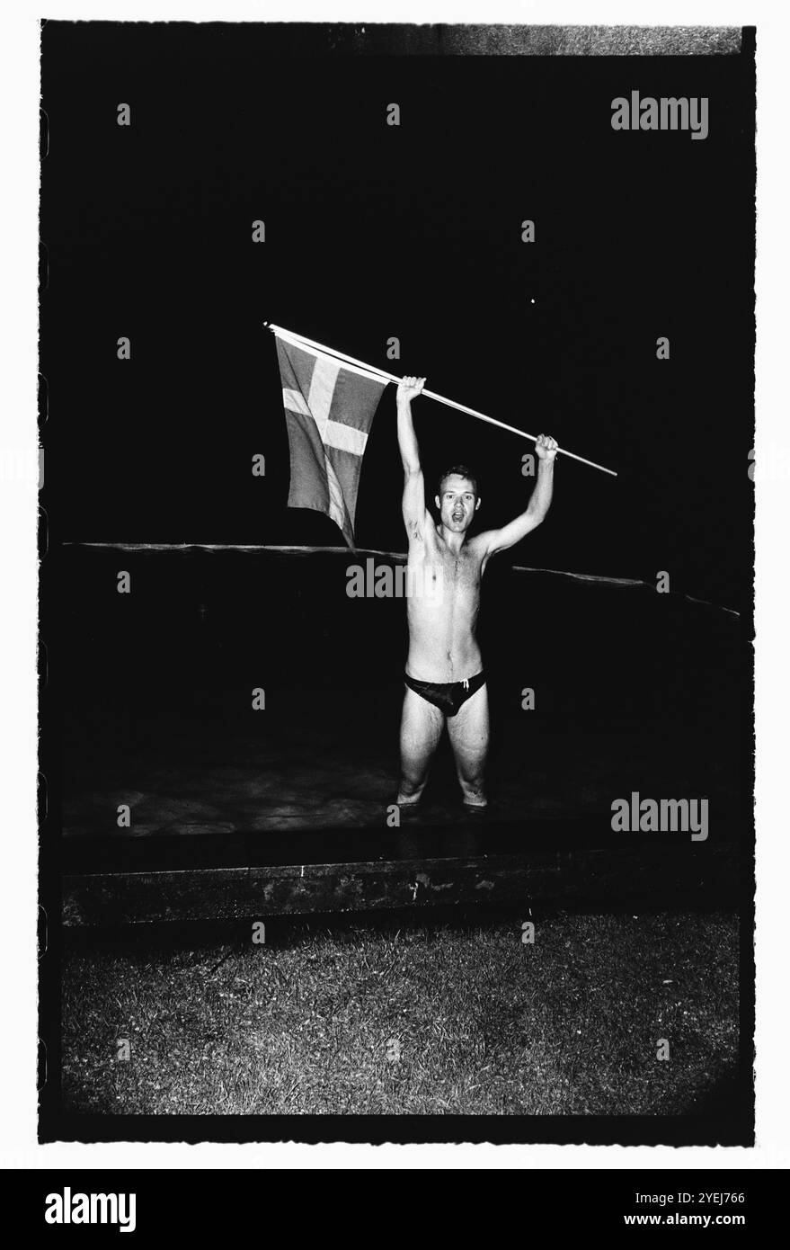 Acclamations parmi le public en fin de soirée à Motala, en Suède, après le match de la Suède pour le troisième prix contre la Bulgarie lors de la Coupe du monde de la FIFA 1994. Banque D'Images