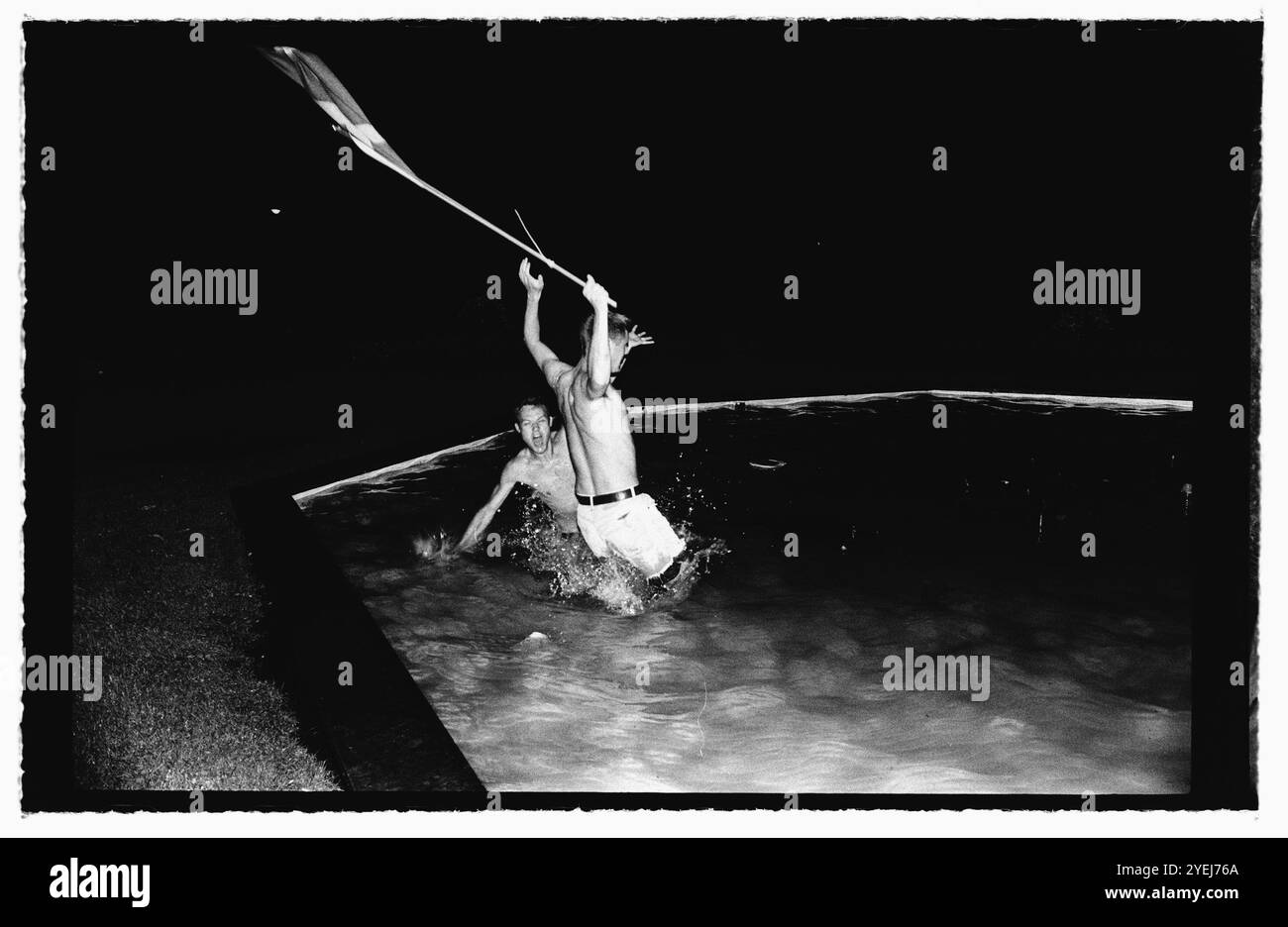 Acclamations parmi le public en fin de soirée à Motala, en Suède, après le match de la Suède pour le troisième prix contre la Bulgarie lors de la Coupe du monde de la FIFA 1994. Banque D'Images