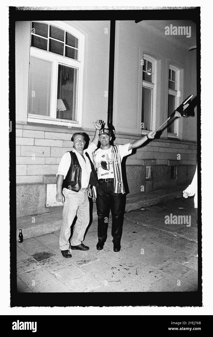 Acclamations parmi le public en fin de soirée à Motala, en Suède, après le match de la Suède pour le troisième prix contre la Bulgarie lors de la Coupe du monde de la FIFA 1994. Banque D'Images