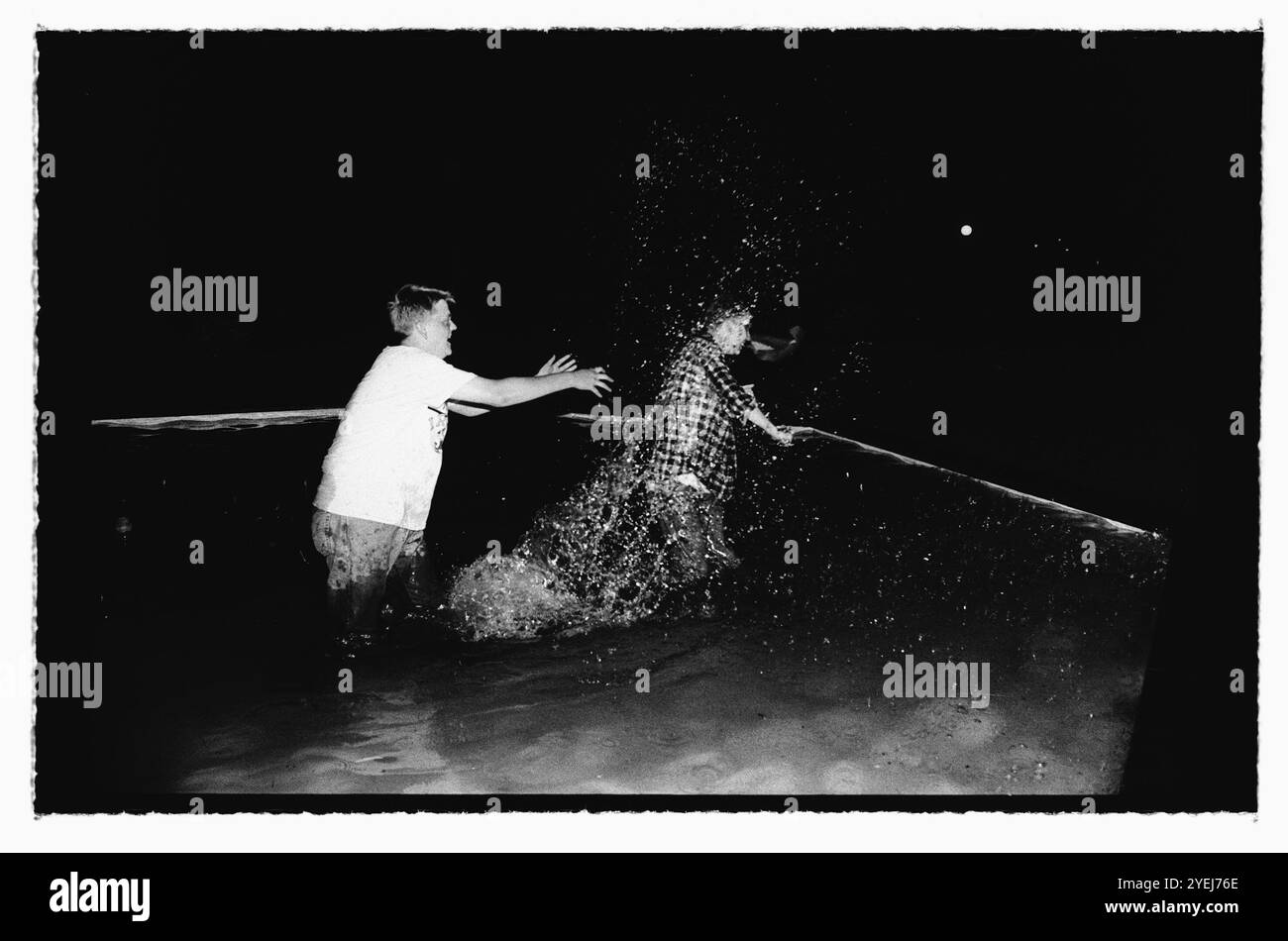 Acclamations parmi le public en fin de soirée à Motala, en Suède, après le match de la Suède pour le troisième prix contre la Bulgarie lors de la Coupe du monde de la FIFA 1994. Banque D'Images