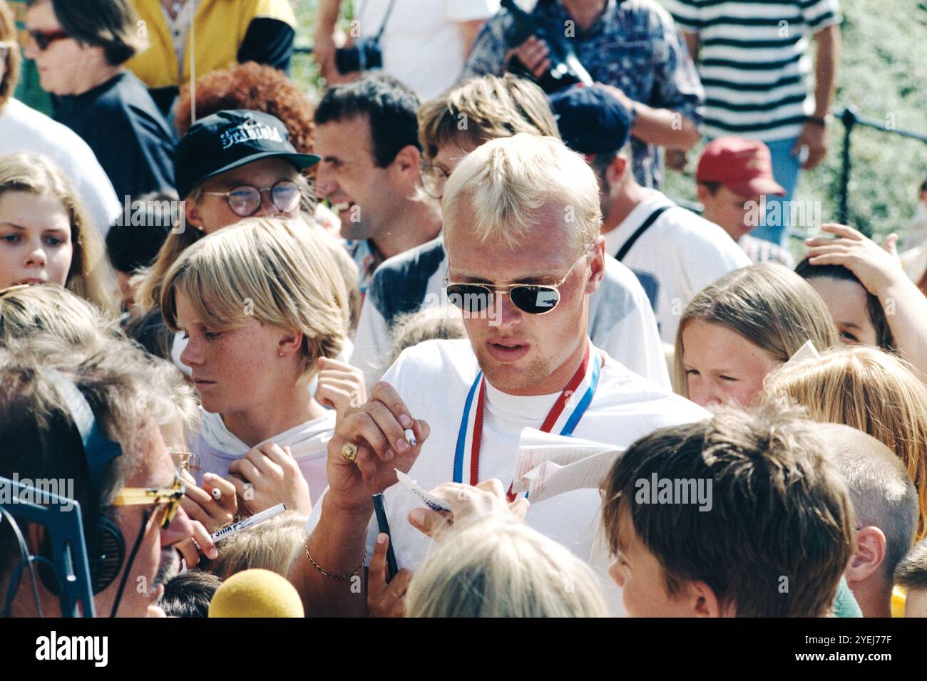 Le héros de la Coupe du monde 1994 Klas Ingesson arrive et est honoré dans sa ville natale, Ödeshög, en Suède, après le bronze de la Suède à la Coupe du monde de la FIFA 1994. Banque D'Images