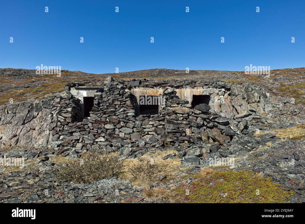 Vue des vieux bunkers allemands de la seconde Guerre mondiale à Veidnes par temps de ciel bleu clair en été, Kongsfjord, Norvège. Banque D'Images