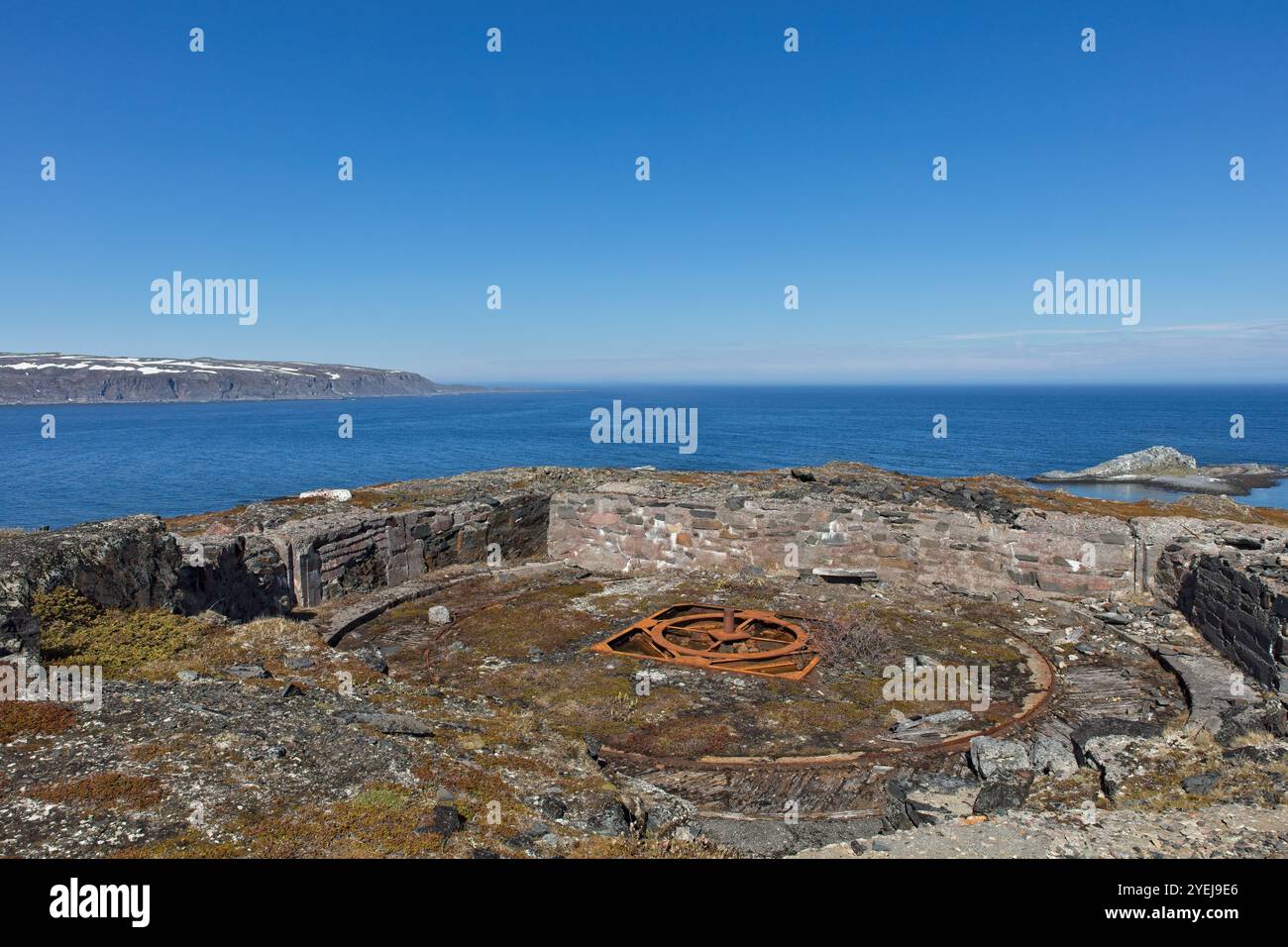 Vue de l'ancien site de batterie d'artillerie allemande de la seconde Guerre mondiale à Veidnes par temps de ciel bleu clair en été, Kongsfjord, Norvège. Banque D'Images