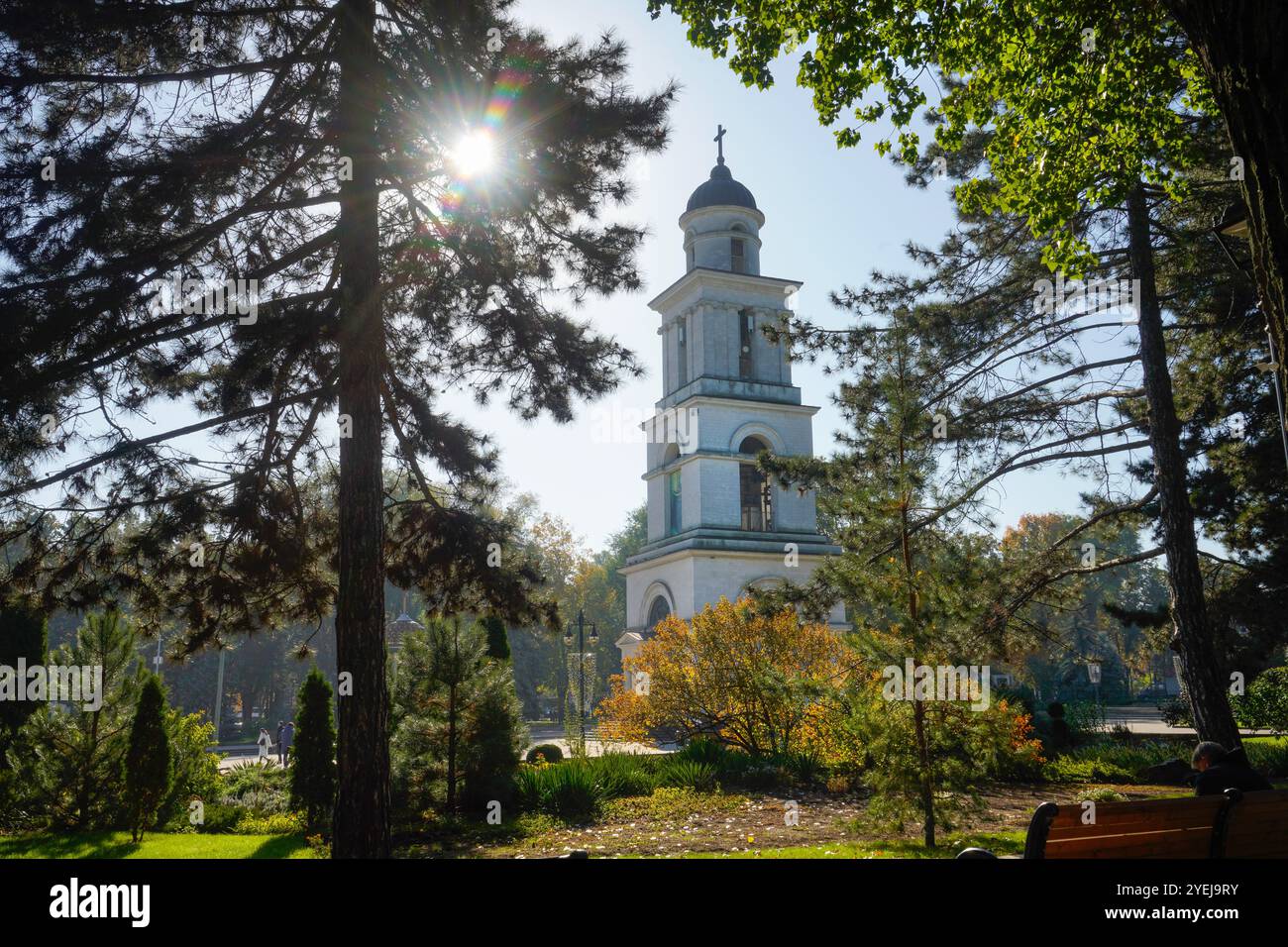 Chisinau, Moldavie. 24 octobre 2024. Vue sur le clocher de la cathédrale de la Nativité dans le centre-ville Banque D'Images
