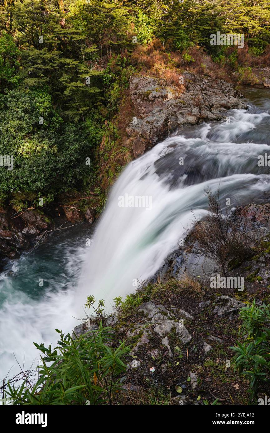 Les chutes de Tawhai dans le parc national de Tonario en Nouvelle-Zélande. Cette cascade apparaissait dans le film le Seigneur des anneaux où Gollum allait pêcher. Banque D'Images