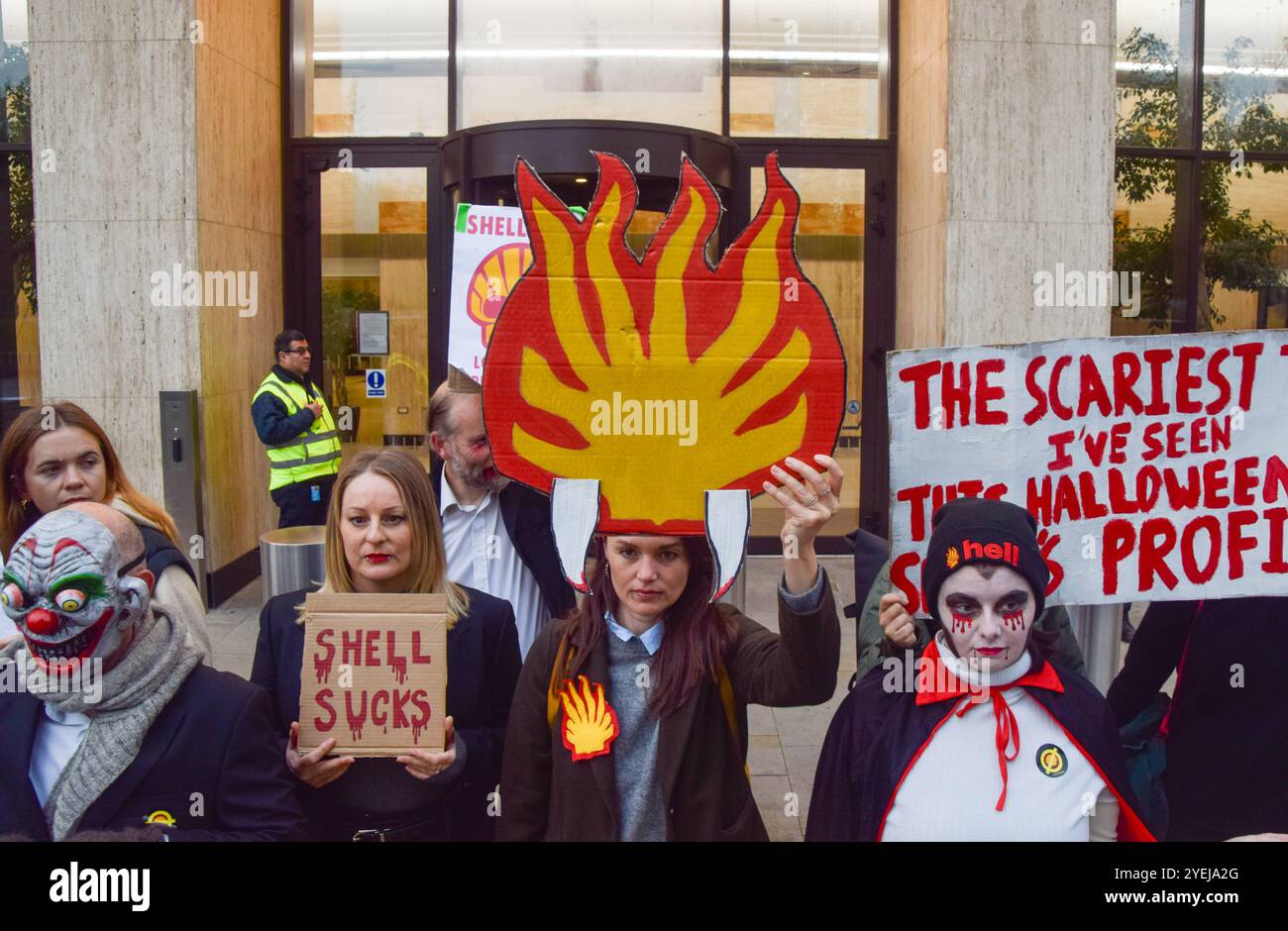 Londres, Royaume-Uni. 31 octobre 2024. Des militants écologistes organisent une manifestation sur le thème d'Halloween devant le siège de Shell, appelant le géant des combustibles fossiles à ses énormes profits et exigeant que l'entreprise paie pour les dommages environnementaux. Crédit : Vuk Valcic/Alamy Live News Banque D'Images