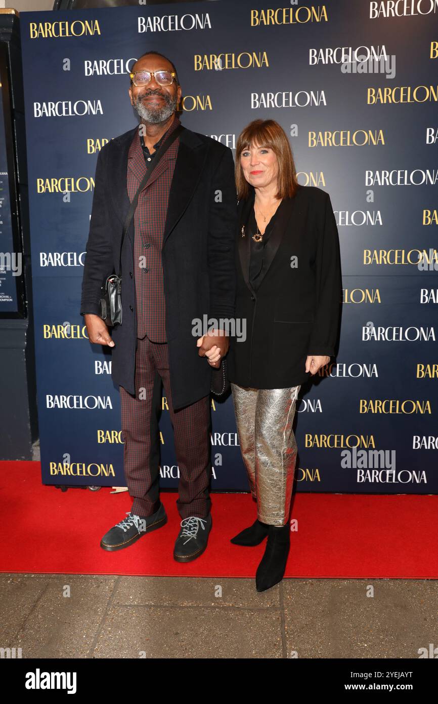 Sir Lenny Henry et Lisa Makin assistent à l'ouverture de la soirée de gala de 'Barcelona' au Duke of York's Theatre à Londres, avec Lily Collins et Alvaro mort Banque D'Images