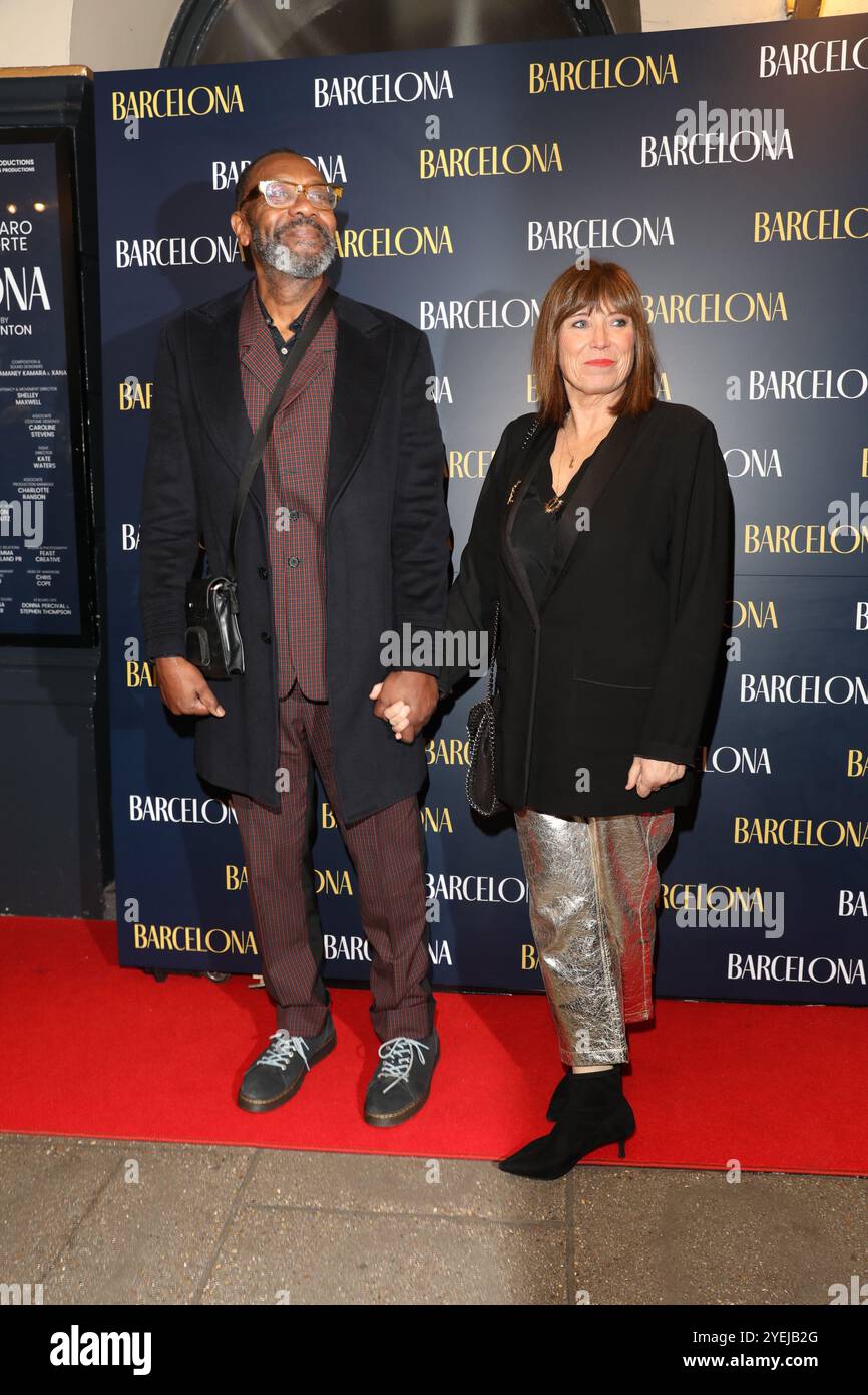 Sir Lenny Henry et Lisa Makin assistent à l'ouverture de la soirée de gala de 'Barcelona' au Duke of York's Theatre à Londres, avec Lily Collins et Alvaro mort Banque D'Images