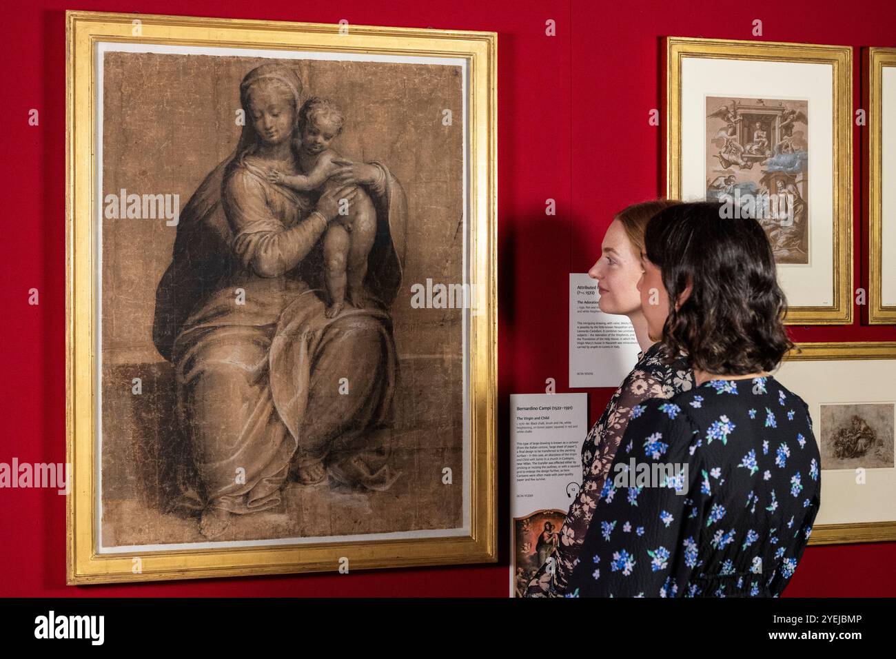 Londres, Royaume-Uni. 31 octobre 2024. Les membres du personnel voient 'la Vierge à l'enfant', 1570-80, de Bernardino Campi lors d'un aperçu de 'dessiner la Renaissance italienne', une exposition d'environ 160 œuvres de plus de 80 artistes (dont Léonard de Vinci, Michel-Ange, Raphaël et Titien) de la Collection Royale, l'une des plus grandes collections de dessins de la Renaissance italienne au monde. Le spectacle a lieu à la King’s Gallery, Buckingham Palace, du 1er novembre au 9 mars 2025. Credit : Stephen Chung / Alamy Live News Banque D'Images