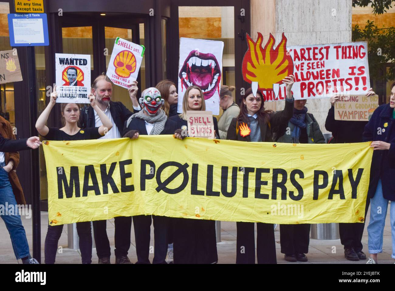 Londres, Royaume-Uni. 31 octobre 2024. Des militants écologistes organisent une manifestation sur le thème d'Halloween devant le siège de Shell, appelant le géant des combustibles fossiles à ses énormes profits et exigeant que l'entreprise paie pour les dommages environnementaux. Crédit : Vuk Valcic/Alamy Live News Banque D'Images
