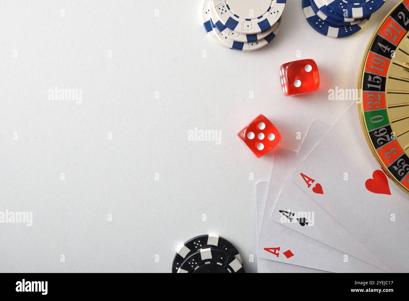 Fond de jeux de casino isolé sur la table blanche avec des cartes à jouer, des jetons de pari et des dés pour jouer à divers jeux de hasard. Vue de dessus. Banque D'Images