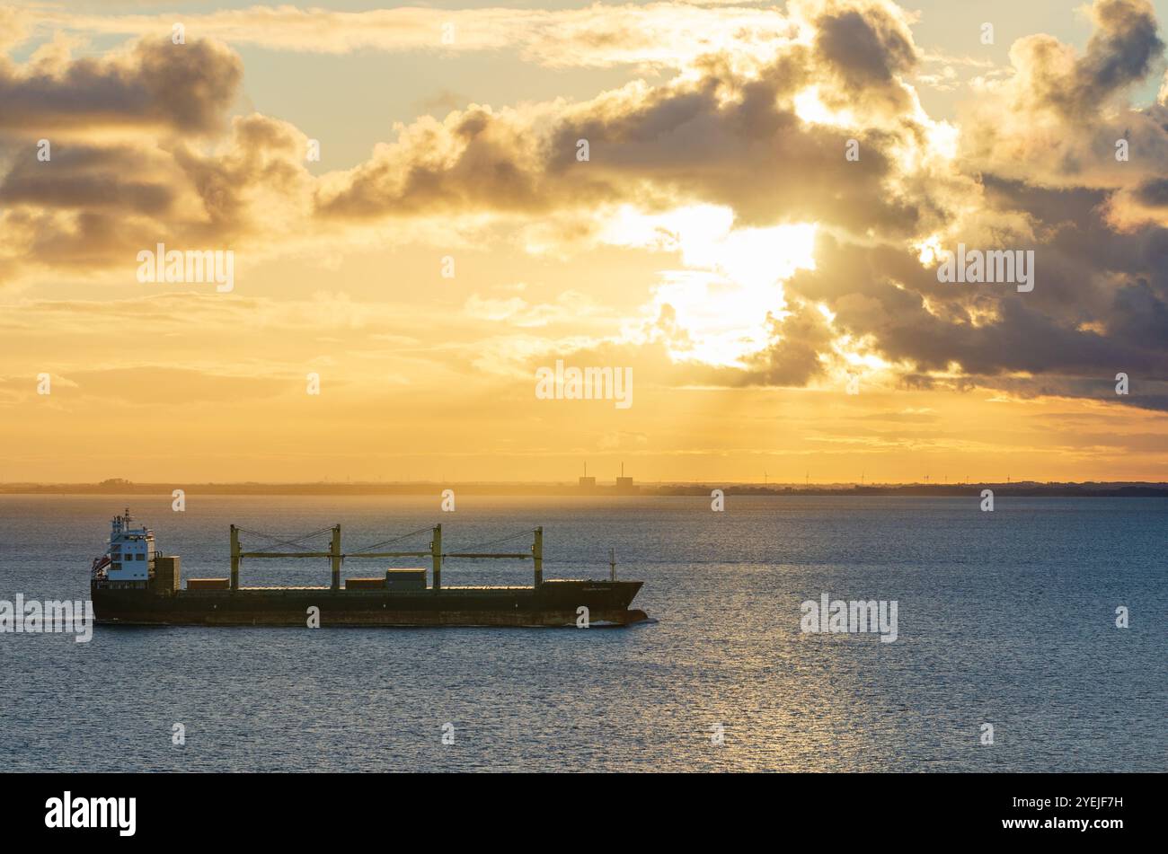 Coucher de soleil sur la mer Baltique vu d'un bateau de croisière, sur le chemin de Copenhague Banque D'Images