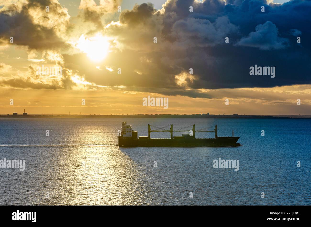 Coucher de soleil sur la mer Baltique vu d'un bateau de croisière, sur le chemin de Copenhague Banque D'Images