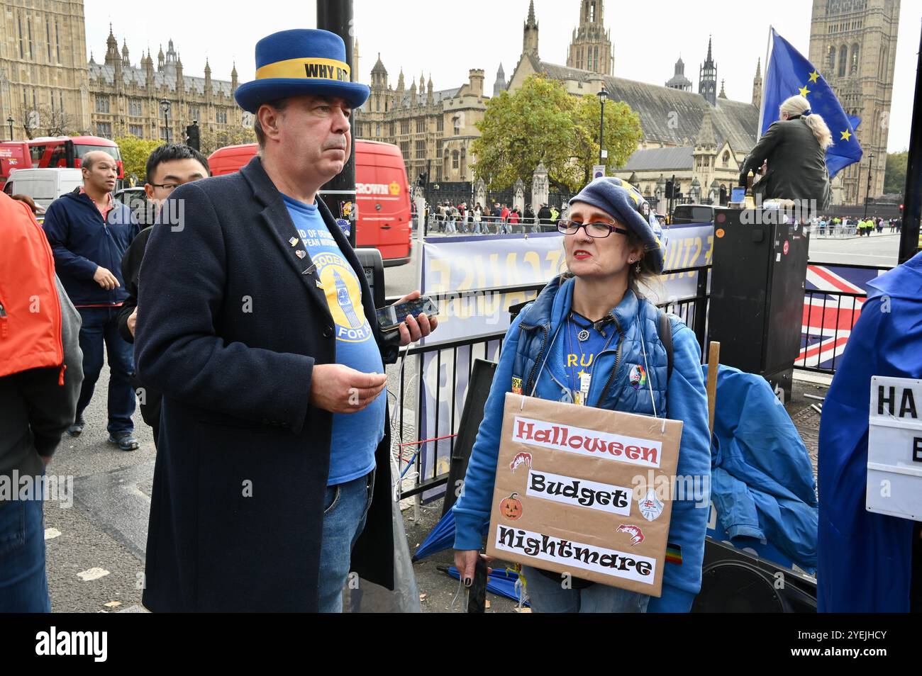 Steve Bray et des militants anti-gouvernement manifestent contre le budget de Rachel Reeves à Parliament Square, Westminster, Londres, Royaume-Uni Banque D'Images