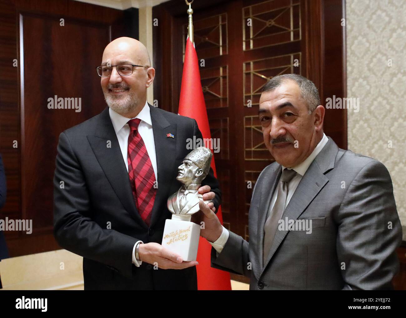 KIEV, UKRAINE - 29 OCTOBRE 2024 - L'Ambassadeur extraordinaire et plénipotentiaire de la République de Turkiye en Ukraine Mustafa Levent Bilgen (à gauche) accepte le buste de Mustafa Kemal Ataturk, le père fondateur de la République de Turkiye, du sculpteur ukrainien d'origine azerbaïdjanaise, peintre du peuple d'Ukraine Katib Mamedov lors de la réception pour célébrer le 101e anniversaire de la proclamation de la République de la République de Turkiye, Kiev, capitale de l'Ukraine. Banque D'Images