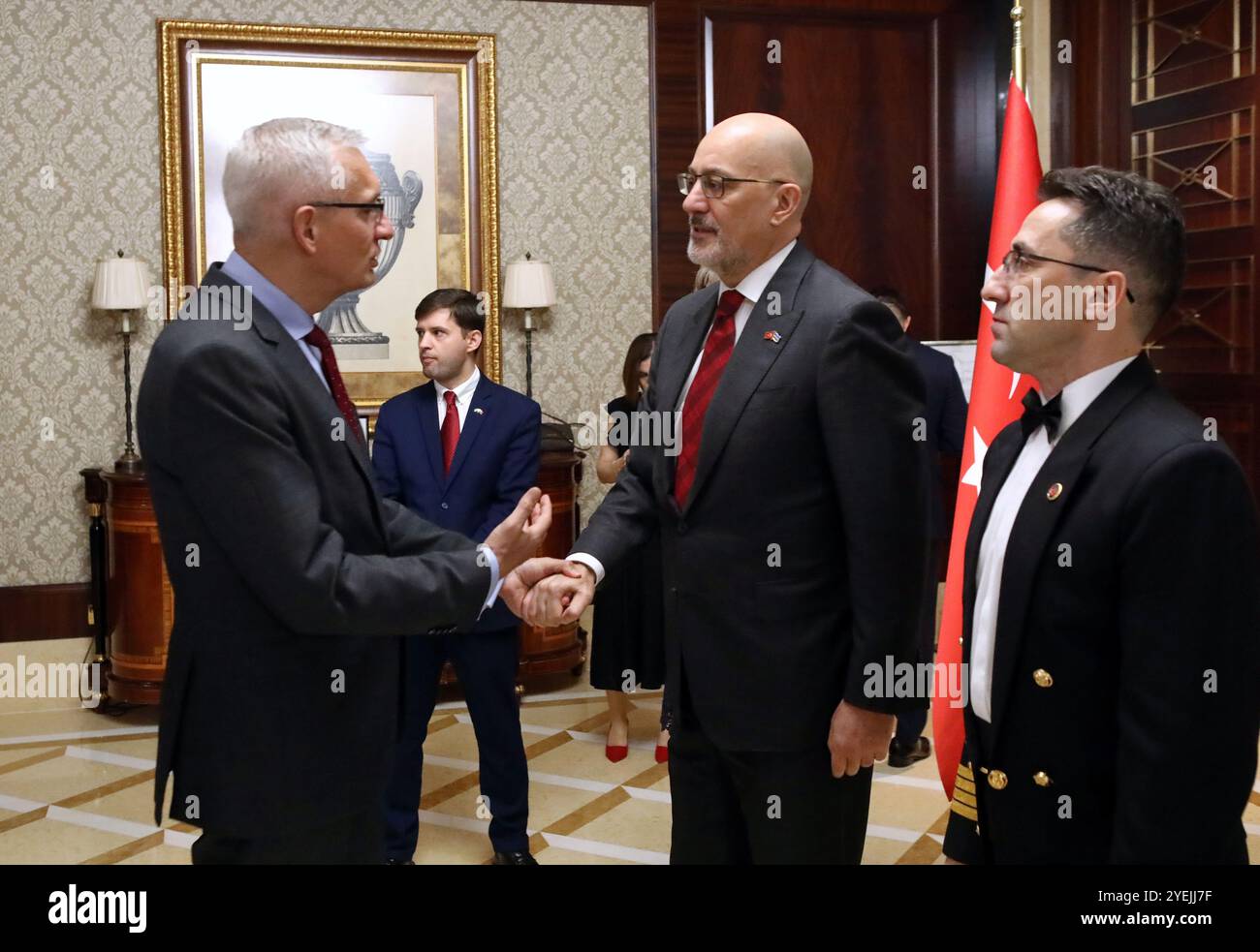 KIEV, UKRAINE - 29 OCTOBRE 2024 - L'Ambassadeur extraordinaire et plénipotentiaire de la République de Turkiye en Ukraine Mustafa Levent Bilgen (C) serre la main à l'Ambassadeur extraordinaire et plénipotentiaire de la République fédérale d'Allemagne en Ukraine Martin Jager lors de la réception pour célébrer le 101ème anniversaire de la proclamation de la République de Turkiye, Kiev, capitale de l'Ukraine. Banque D'Images