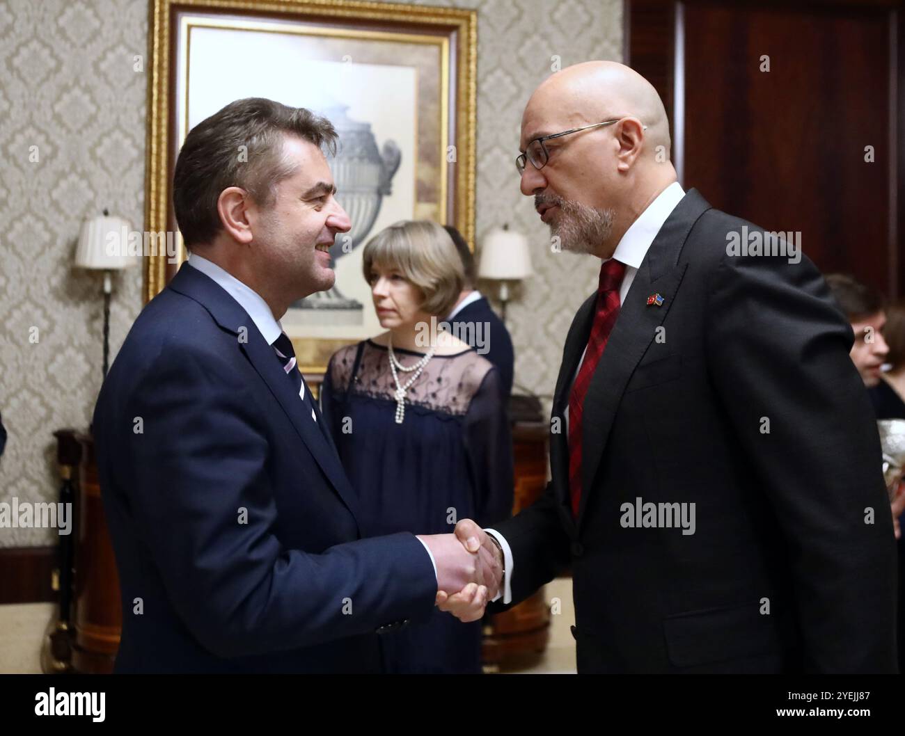 KIEV, UKRAINE - le 29 OCTOBRE 2024 - L'Ambassadeur extraordinaire et plénipotentiaire de la République de Turkiye en Ukraine Mustafa Levent Bilgen (R) serre la main au Vice-ministre des Affaires étrangères de l'Ukraine Yevhen Perebyinis lors de la réception pour célébrer le 101ème anniversaire de la proclamation de la République de Turkiye, Kiev, capitale de l'Ukraine. Banque D'Images
