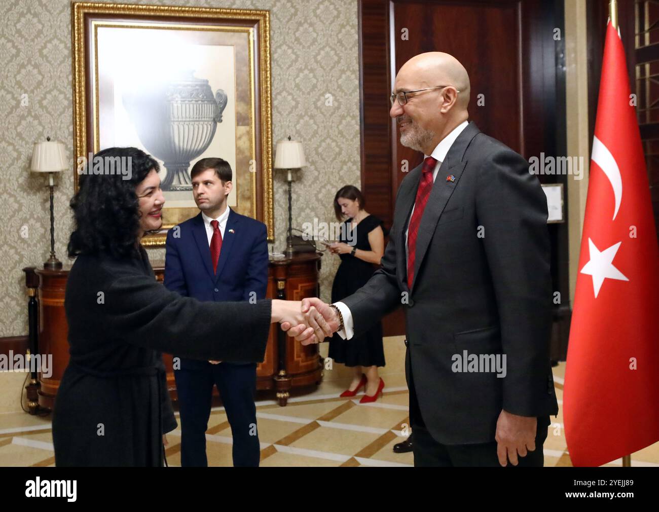 KIEV, UKRAINE - 29 OCTOBRE 2024 - L'Ambassadeur extraordinaire et plénipotentiaire de la République de Turkiye en Ukraine Mustafa Levent Bilgen (R) serre la main du Représentant permanent du Président de l'Ukraine en République autonome de Crimée Tamila Tasheva lors de la réception pour célébrer le 101ème anniversaire de la proclamation de la République de Turkiye, Kiev, capitale de l'Ukraine. Banque D'Images