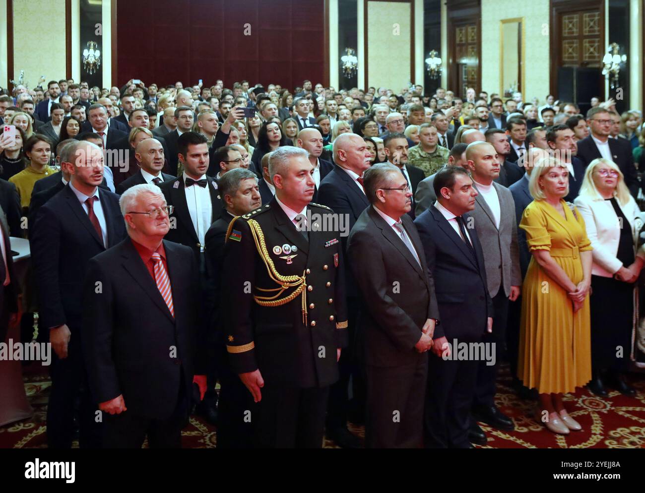 KIEV, UKRAINE - 29 OCTOBRE 2024 - les participants se tiennent lors de la réception pour célébrer le 101ème anniversaire de la proclamation de la République de Turkiye, Kiev, capitale de l'Ukraine. Banque D'Images