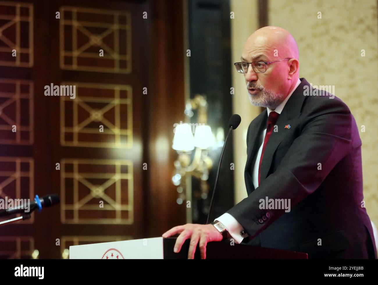 KIEV, UKRAINE - 29 OCTOBRE 2024 - L'Ambassadeur extraordinaire et plénipotentiaire de la République de Turkiye en Ukraine Mustafa Levent Bilgen prononce un discours lors de la réception pour célébrer le 101ème anniversaire de la proclamation de la République de Turkiye, Kiev, capitale de l'Ukraine. Banque D'Images