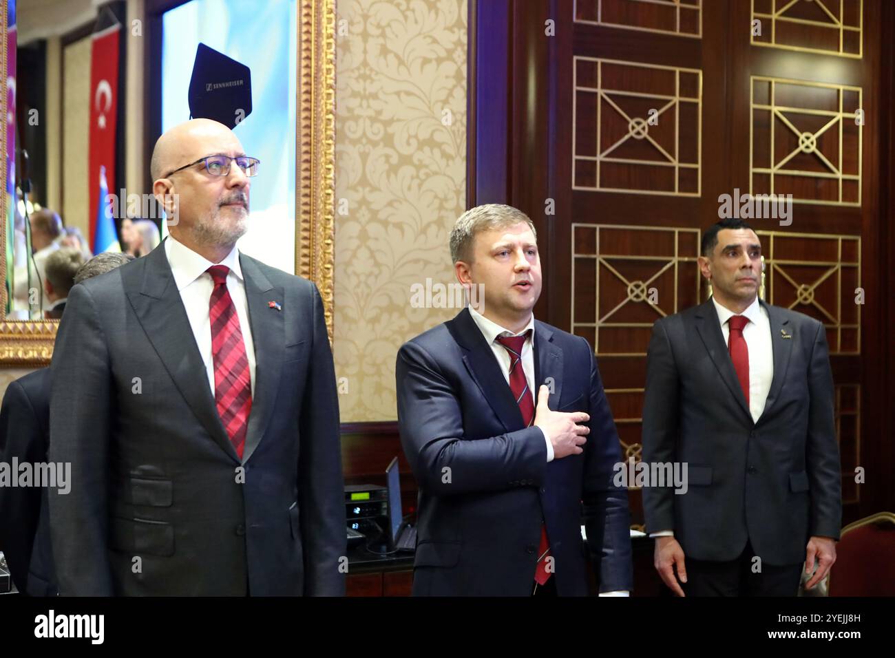 KIEV, UKRAINE - 29 OCTOBRE 2024 - L'ambassadeur extraordinaire et plénipotentiaire de la République de Turkiye en Ukraine Mustafa Levent Bilgen (à gauche) et le ministre de la politique agraire et de l'alimentation de l'Ukraine Vitalii Koval (à gauche) assistent à la réception pour célébrer le 101e anniversaire de la proclamation de la République de Turkiye, Kiev, capitale de l'Ukraine. Banque D'Images