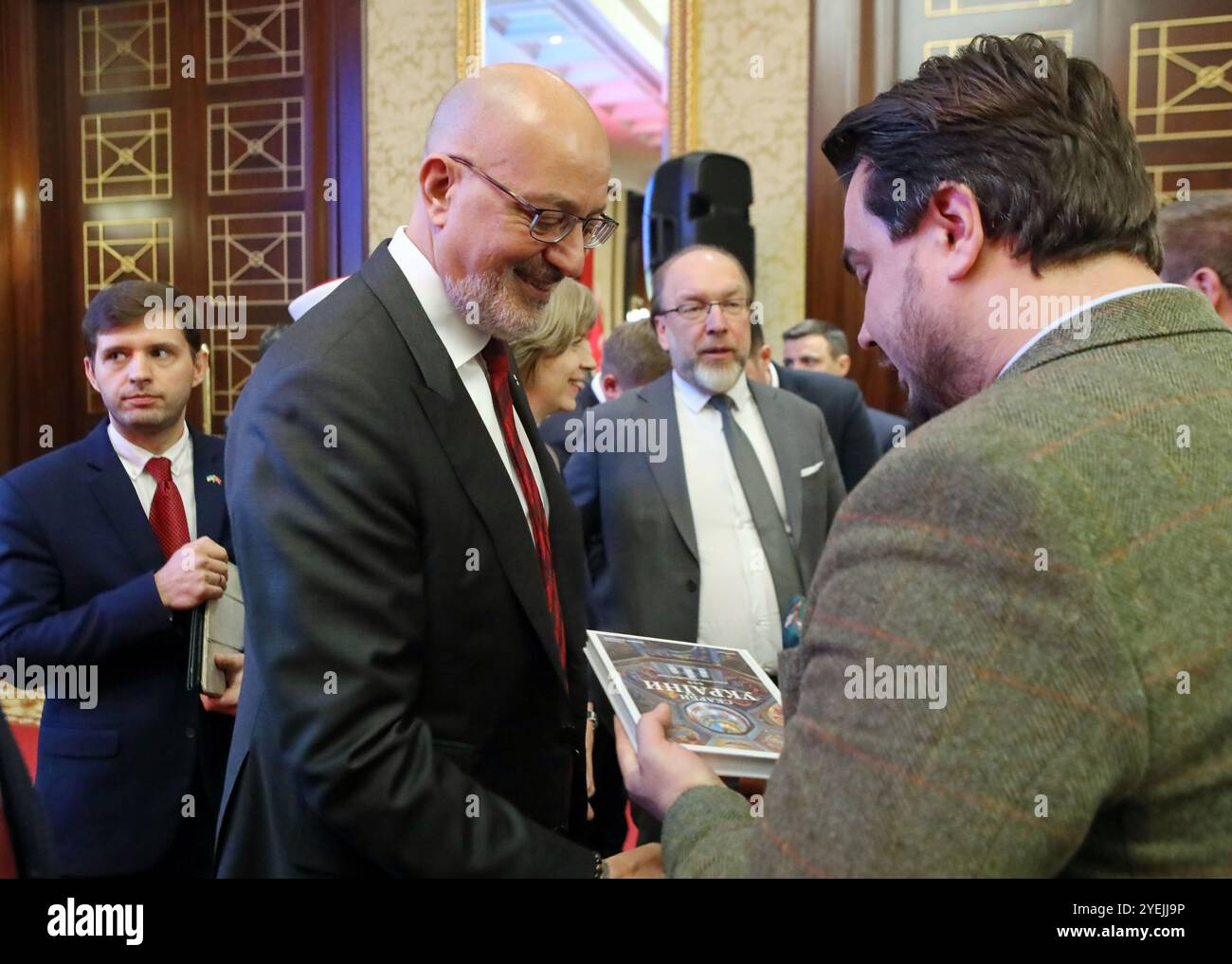 KIEV, UKRAINE - 29 OCTOBRE 2024 - L'Ambassadeur extraordinaire et plénipotentiaire de la République de Turkiye en Ukraine Mustafa Levent Bilgen (C) assiste à la réception pour célébrer le 101ème anniversaire de la proclamation de la République de Turkiye, Kiev, capitale de l'Ukraine. Banque D'Images