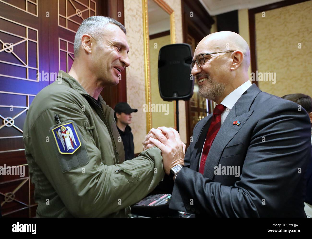 KIEV, UKRAINE - 29 OCTOBRE 2024 - L'Ambassadeur extraordinaire et plénipotentiaire de la République de Turkiye en Ukraine Mustafa Levent Bilgen (R) serre la main au chef de la ville de Kiev Vitali Klitschko lors de la réception pour célébrer le 101ème anniversaire de la proclamation de la République de Turkiye, Kiev, capitale de l'Ukraine. Banque D'Images