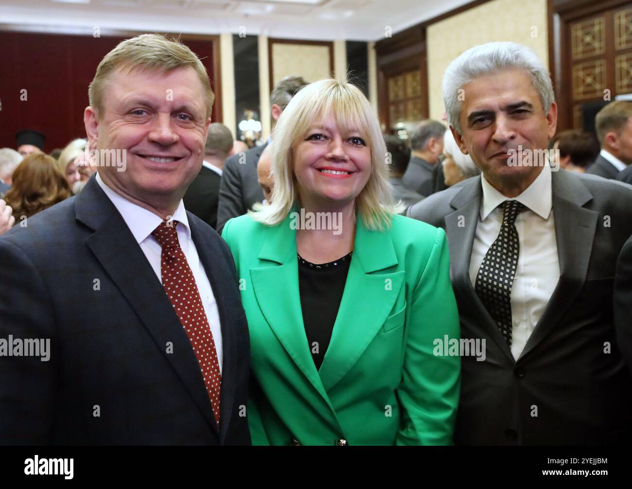 KIEV, UKRAINE - 29 OCTOBRE 2024 - L'Ambassadeur extraordinaire et plénipotentiaire de la République de Moldova en Ukraine Valeriu Chiveri, directeur commercial du Théâtre académique national de Kiev de l'Operetta Oksana Kohut et l'Ambassadeur extraordinaire et plénipotentiaire de la République du Tadjikistan en Ukraine Nazrizoda Davlatali (G à d) assistent à la réception pour célébrer le 101e anniversaire de la proclamation de la République de Turkiye, Kiev, capitale de l'Ukraine. Banque D'Images