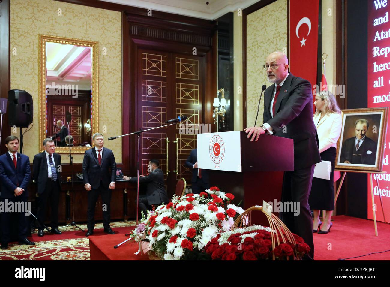 KIEV, UKRAINE - 29 OCTOBRE 2024 - L'Ambassadeur extraordinaire et plénipotentiaire de la République de Turkiye en Ukraine Mustafa Levent Bilgen prononce un discours lors de la réception pour célébrer le 101ème anniversaire de la proclamation de la République de Turkiye, Kiev, capitale de l'Ukraine. Banque D'Images