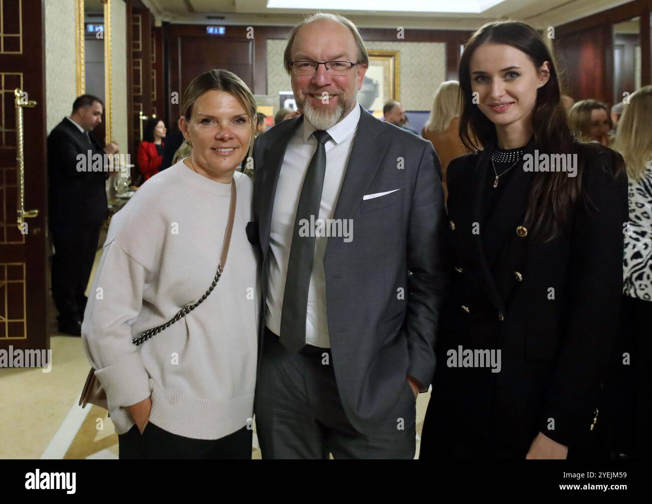 KIEV, UKRAINE - 29 OCTOBRE 2024 - le président de la Chambre ukrainienne de commerce et d'industrie (UCCI) Gennadiy Chyzhykov et son épouse (l) visitent la réception pour célébrer le 101e anniversaire de la proclamation de la République de Turkiye, Kiev, capitale de l'Ukraine. Banque D'Images