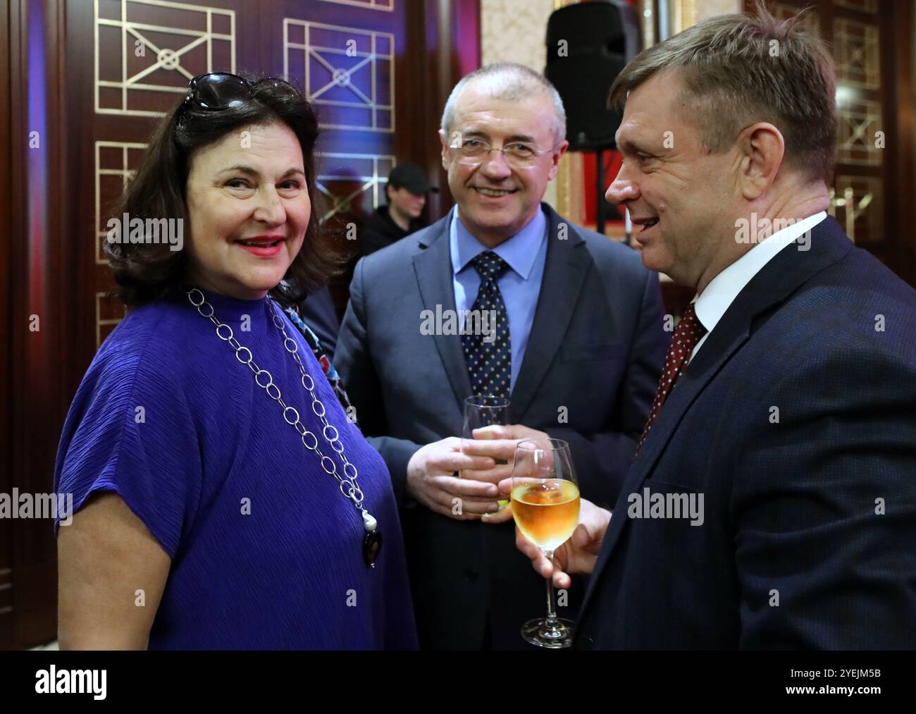 KIEV, UKRAINE - 29 OCTOBRE 2024 - L'ambassadrice de l'UE en Ukraine Katarina Mathernova, l'ambassadrice extraordinaire et plénipotentiaire de Roumanie en Ukraine Alexandru Victor Micula et l'ambassadrice extraordinaire et plénipotentiaire de la République de Moldavie en Ukraine Valeriu Chiveri (G à d) assistent à la réception pour célébrer le 101e anniversaire de la proclamation de la République de Turkiye, Kiev, capitale de l'Ukraine. Banque D'Images