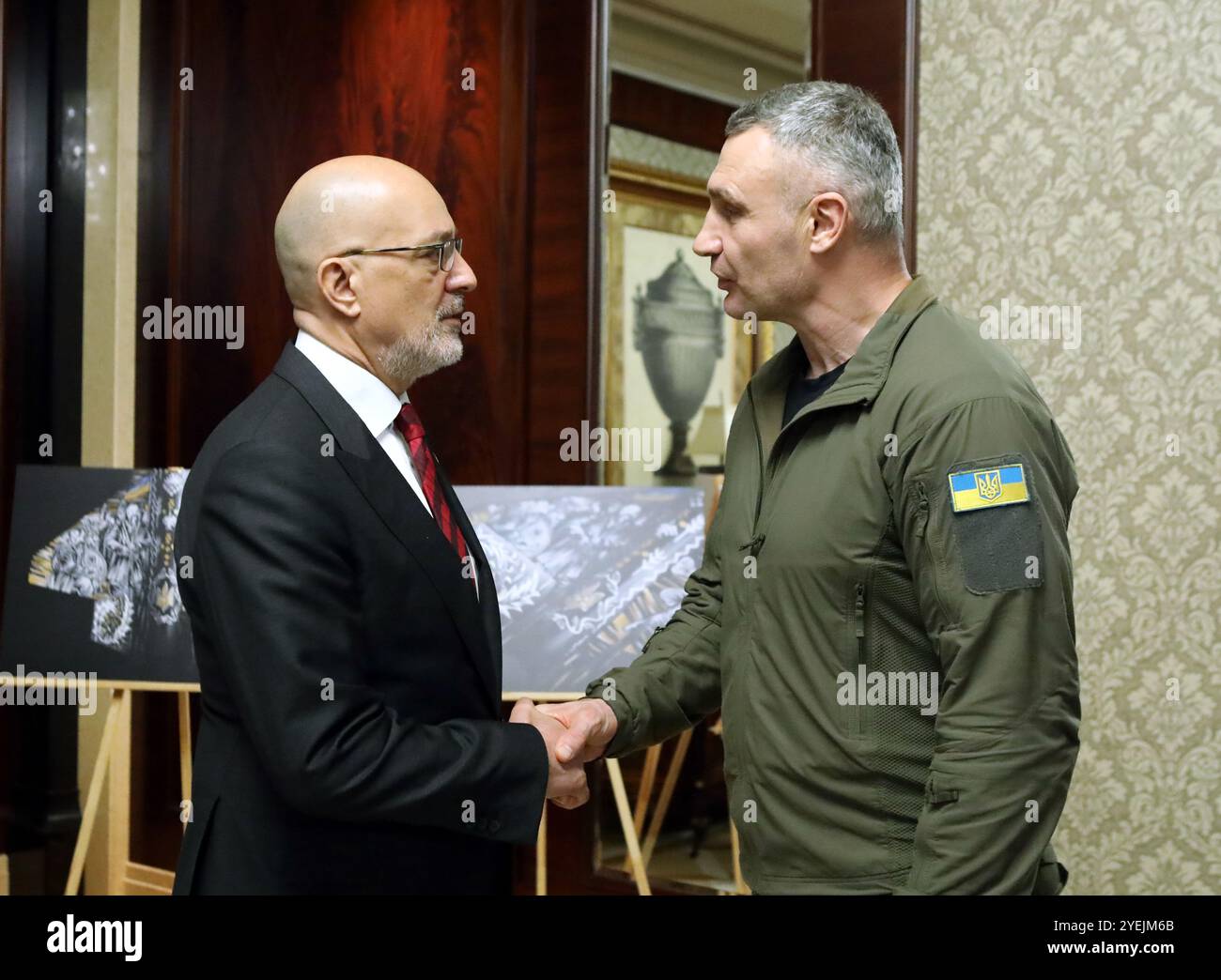 KIEV, UKRAINE - le 29 OCTOBRE 2024 - L'Ambassadeur extraordinaire et plénipotentiaire de la République de Turkiye en Ukraine Mustafa Levent Bilgen (l) serre la main au chef de la ville de Kiev Vitali Klitschko lors de la réception pour célébrer le 101ème anniversaire de la proclamation de la République de Turkiye, Kiev, capitale de l'Ukraine. Banque D'Images