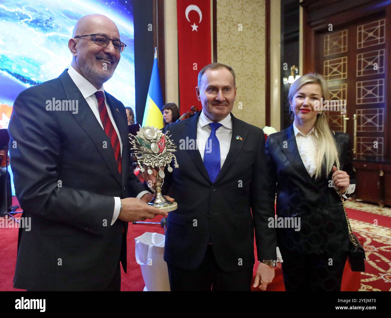 KIEV, UKRAINE - le 29 OCTOBRE 2024 - L'Ambassadeur extraordinaire et plénipotentiaire de la République de Turkiye en Ukraine Mustafa Levent Bilgen (à gauche) accepte les armoiries historiques de l'Empire ottoman sculptées à Istanbul par le Consul honoraire de la République de Moldova dans la région de Khmelnytskyi Mykola Skrypkovskyi et son épouse lors de la réception pour célébrer le 101e anniversaire de la proclamation de la République de la proclamation de la République de Turkiye, Kiev, capitale de l'Ukraine. Banque D'Images