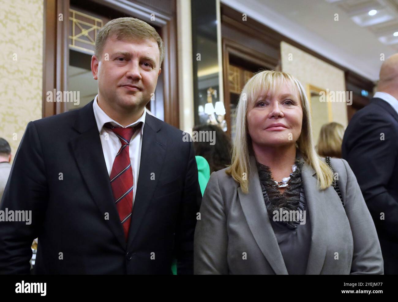 KIEV, UKRAINE - le 29 OCTOBRE 2024 - le ministre ukrainien de la politique agraire et de l'alimentation Vitalii Koval et l'ambassadrice extraordinaire et plénipotentiaire de la République Argentine en Ukraine Elena Leticia Teresa Mikusinski assistent à la réception pour célébrer le 101e anniversaire de la proclamation de la République de Turkiye, Kiev, capitale de l'Ukraine. Banque D'Images