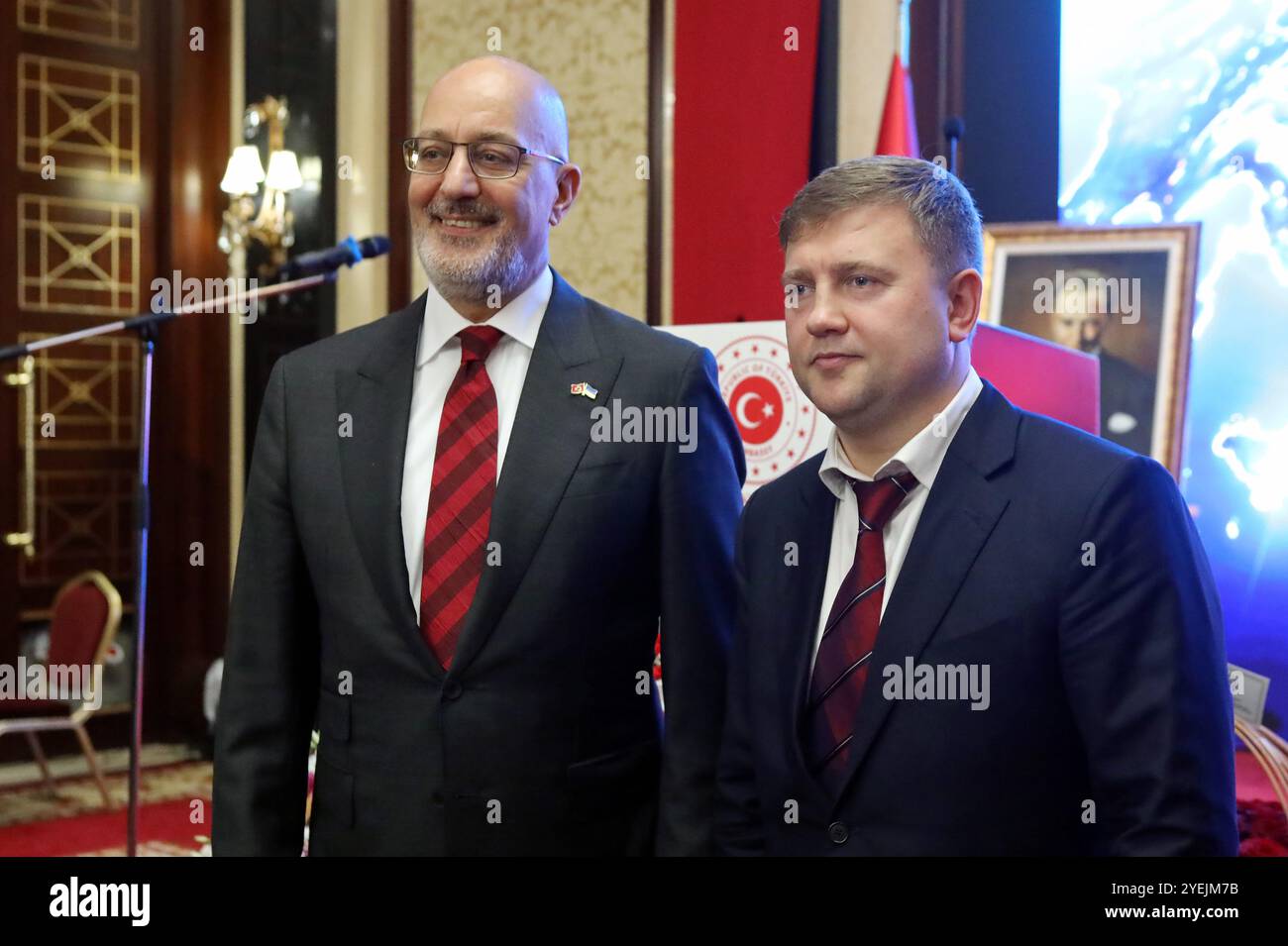 KIEV, UKRAINE - 29 OCTOBRE 2024 - L'ambassadeur extraordinaire et plénipotentiaire de la République de Turkiye en Ukraine Mustafa Levent Bilgen (à gauche) et le ministre de la politique agraire et de l'alimentation de l'Ukraine Vitalii Koval assistent à la réception pour célébrer le 101ème anniversaire de la proclamation de la République de Turkiye, Kiev, capitale de l'Ukraine. Banque D'Images