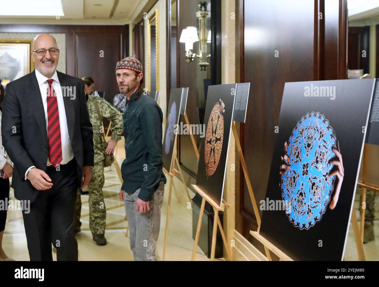 KIEV, UKRAINE - 29 OCTOBRE 2024 - L'Ambassadeur extraordinaire et plénipotentiaire de la République de Turkiye en Ukraine Mustafa Levent Bilgen (à gauche) se penche sur l'exposition de photos Qalqan/Shield présentée par l'artiste ukrainien Rustem Skybin (à droite) lors de la réception pour célébrer le 101ème anniversaire de la proclamation de la République de Turkiye, Kiev, capitale de l'Ukraine. Banque D'Images