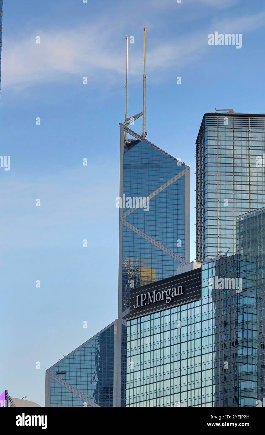 Tour J.P.Morgan avec l'emblématique gratte-ciel de la Banque de Chine derrière elle. Quartier financier, Central, Hong Kong. - Image de stock capturée avec un smartphone