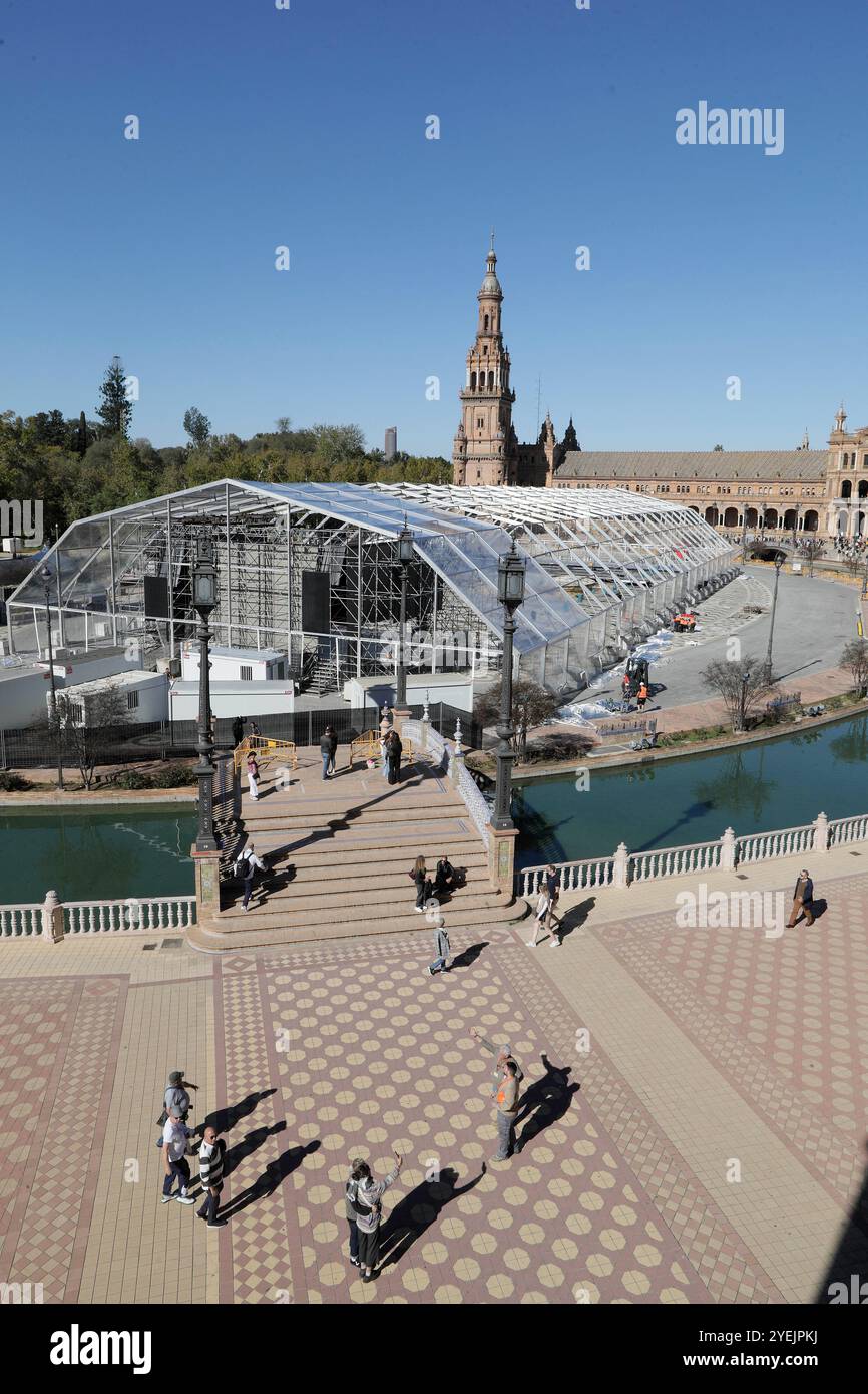 Séville, 11/07/2023. Tente de 5,00 mètres carrés sur la Plaza de España pour célébrer la semaine universelle de la musique de Santalucía comme apéritif au gala Latin Grammy. Photo : Raúl Doblado. ARCHSEV. Crédit : album / Archivo ABC / Raúl Doblado Banque D'Images