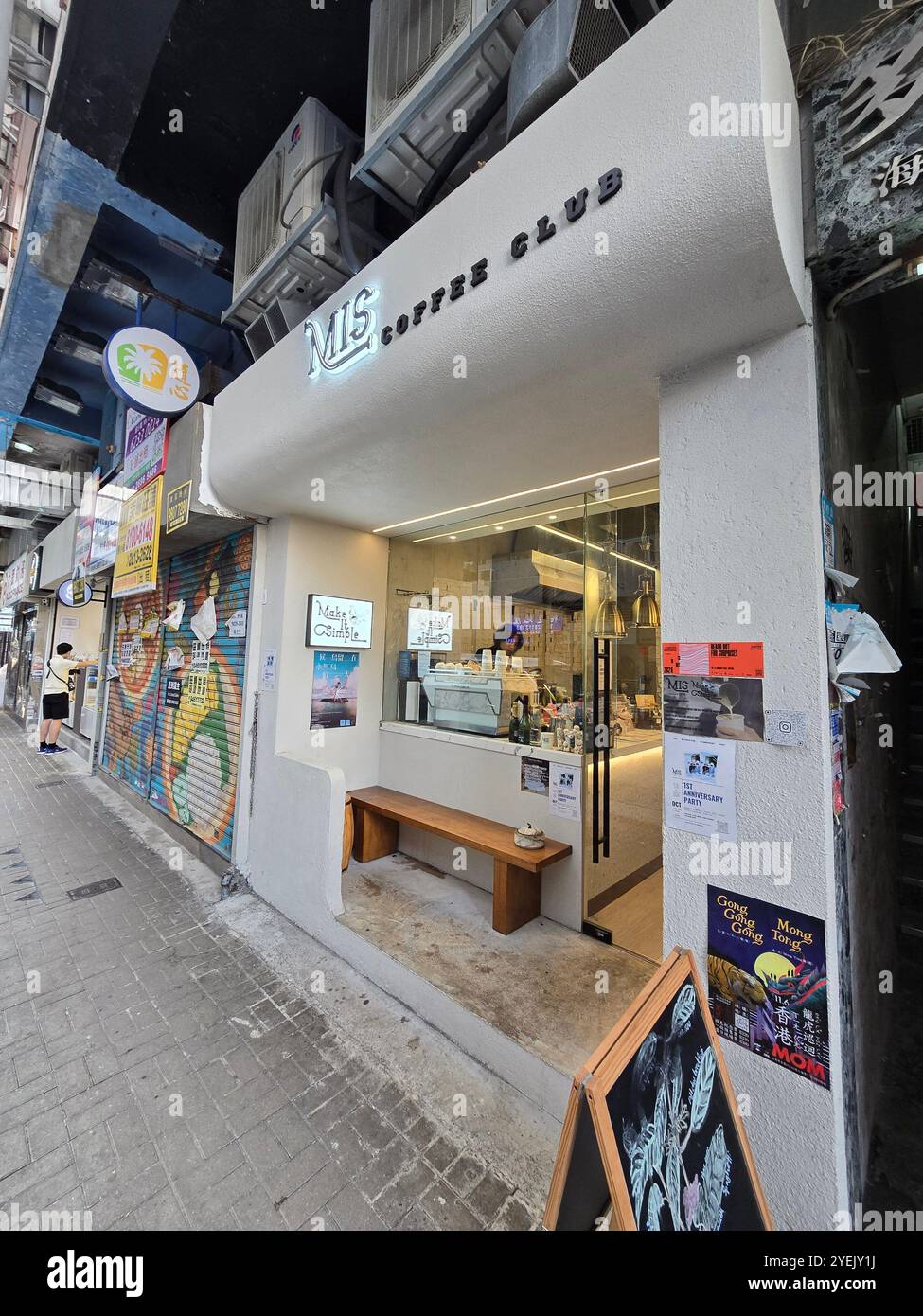 Café Miss Coffee Club sur Hoi Kwong St, Quarry Bay, Hong Kong. - Image de stock capturée avec un smartphone