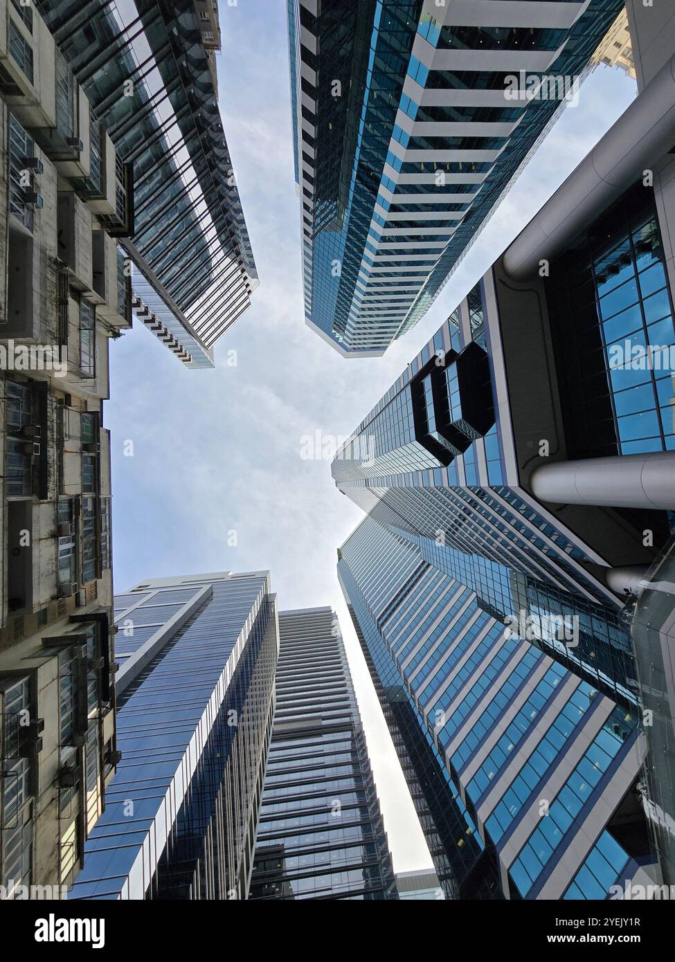Gratte-ciel modernes remplaçant de vieux bâtiments à Quarry Bay, Hong Kong. - Image de stock capturée avec un smartphone