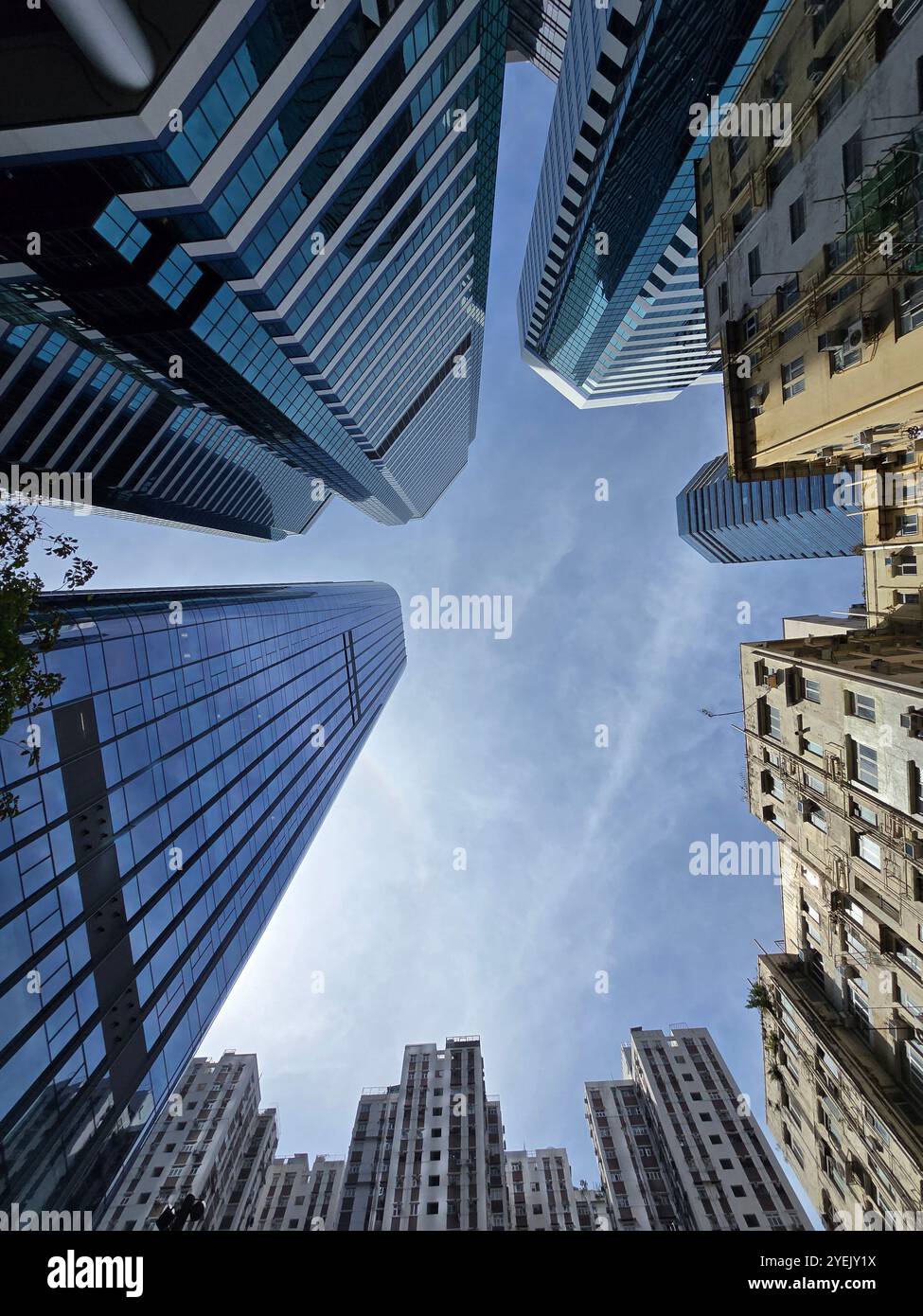 Gratte-ciel modernes remplaçant de vieux bâtiments à Quarry Bay, Hong Kong. - Image de stock capturée avec un smartphone