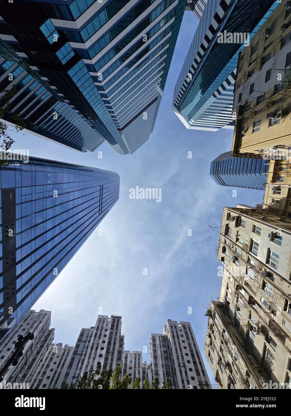 Gratte-ciel modernes remplaçant de vieux bâtiments à Quarry Bay, Hong Kong. - Image de stock capturée avec un smartphone